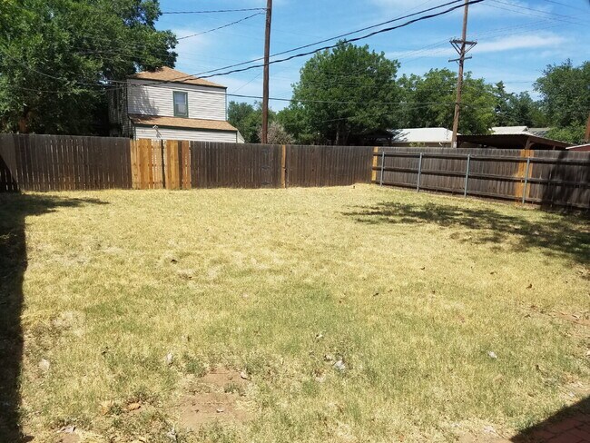 Building Photo - Beautiful Home Super Close to Tech!