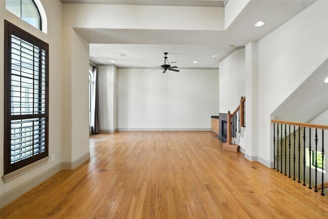 Building Photo - 2318 Camden Dr