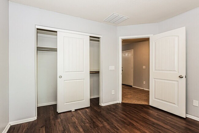 Building Photo - 8822 W Pioneer St