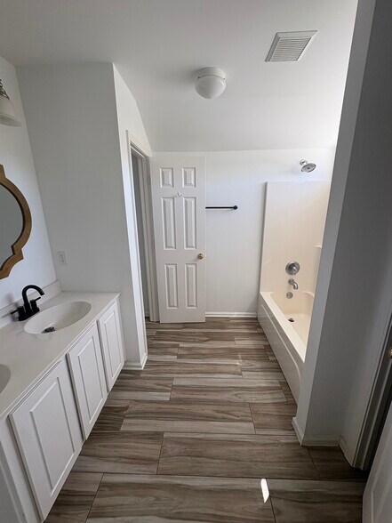 Master bath - 150 Stoney Xing