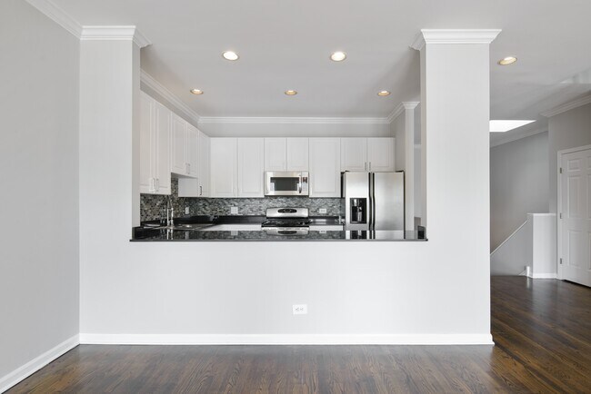 Building Photo - 2632 N Halsted St