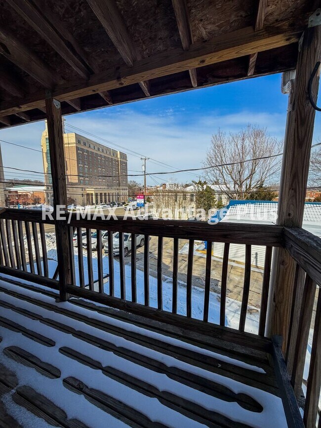 Building Photo - 400 S Main St