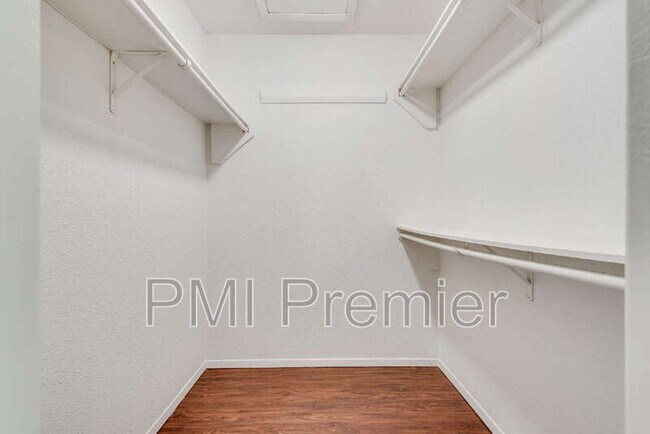 Building Photo - 516 Roberts Dr