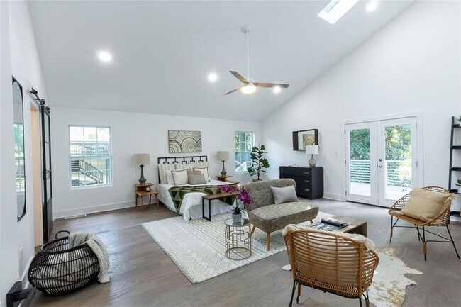 Building Photo - 2749 Memorial Dr SE