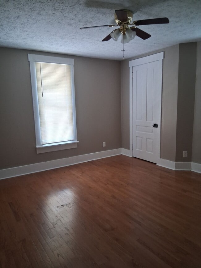 Building Photo - Charming Newly Renovated Spacious Double