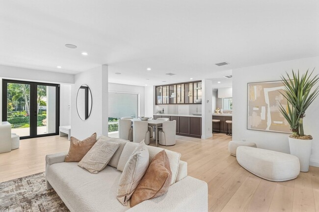 Building Photo - 735 NE 6th St