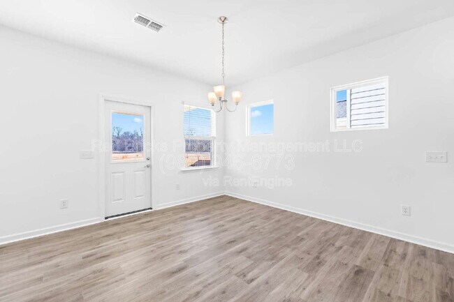 Building Photo - 2133 Riverbend Ave