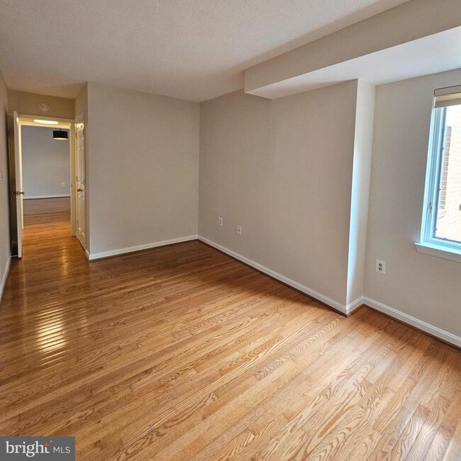 Building Photo - 505 E Braddock Rd