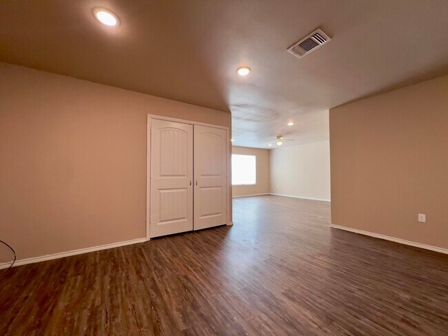 Building Photo - 2509 Ave