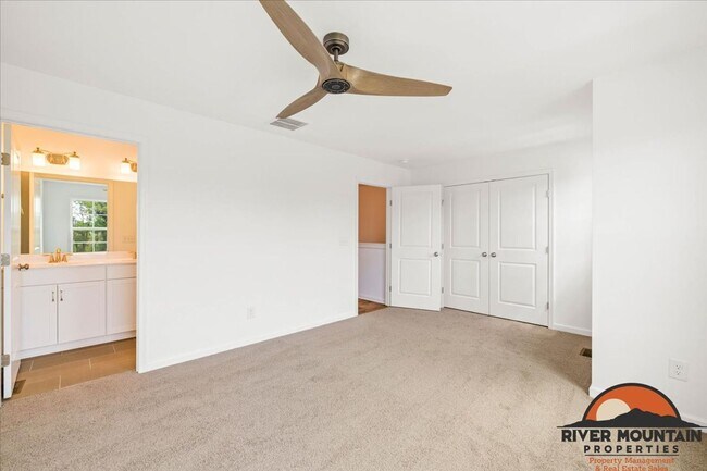 Building Photo - Well-Located Townhome with Private Off-Street Parking