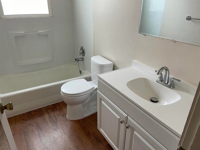 Building Photo - 1704 N Stone St