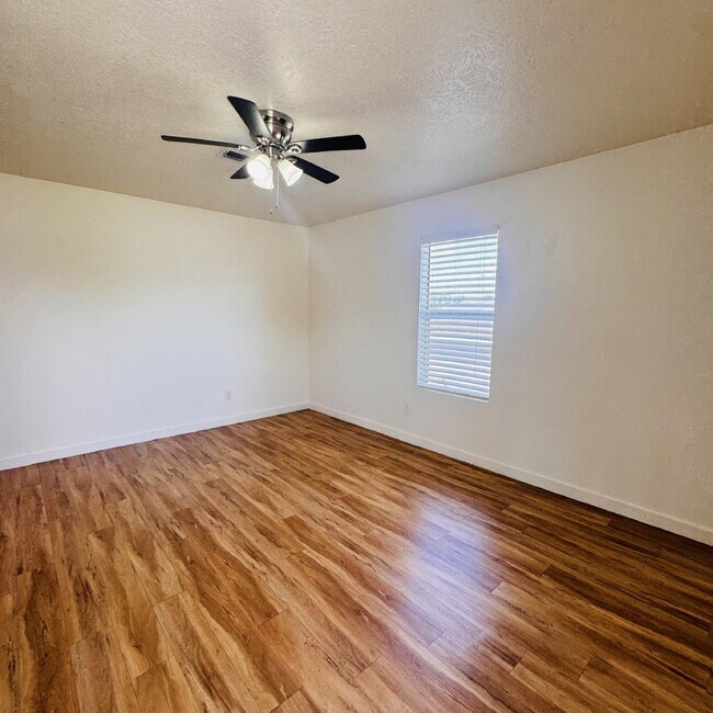 Building Photo - Welcome home to your 2 Bedroom | 1 Bathroom Apartment located in Nederland, TX.