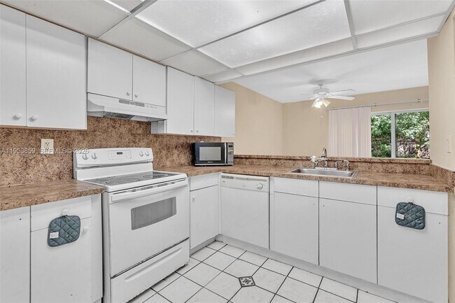 Building Photo - 3750 SW 60th Terrace