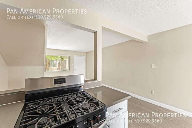 Building Photo - 15443 Van Buren St