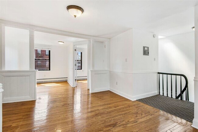Building Photo - 212 5th St