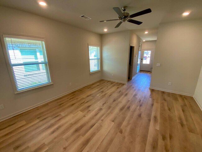 Building Photo - 611 Stillwater Cv