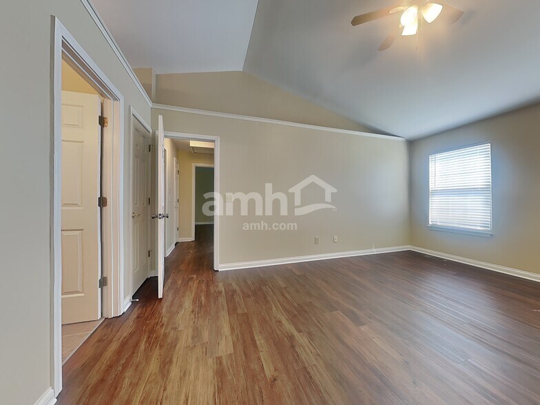Building Photo - 8420 Stratford Ct