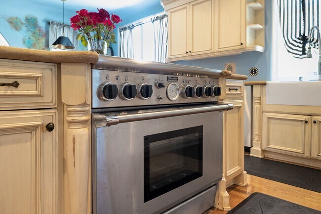 Building Photo - 1809 Palos Verdes Dr W