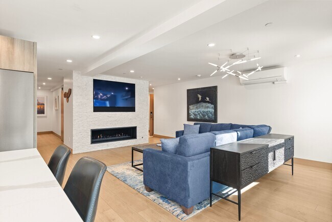 Building Photo - 447 E Cooper Ave