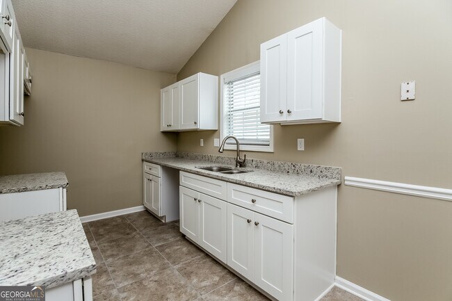 Building Photo - 831 Rosewood Cir