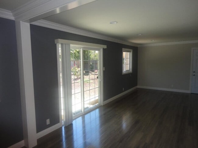 Building Photo - 1822 Eisenhower Dr