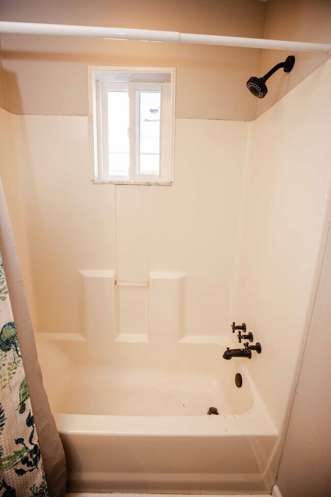 Building Photo - Beautiful Two bedroom home available for rent!