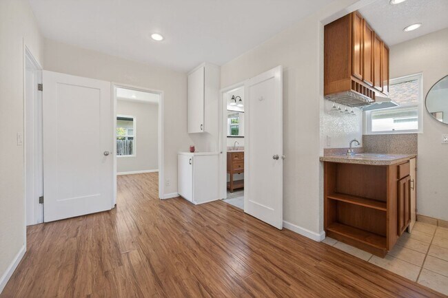 Building Photo - 2007 Poli St