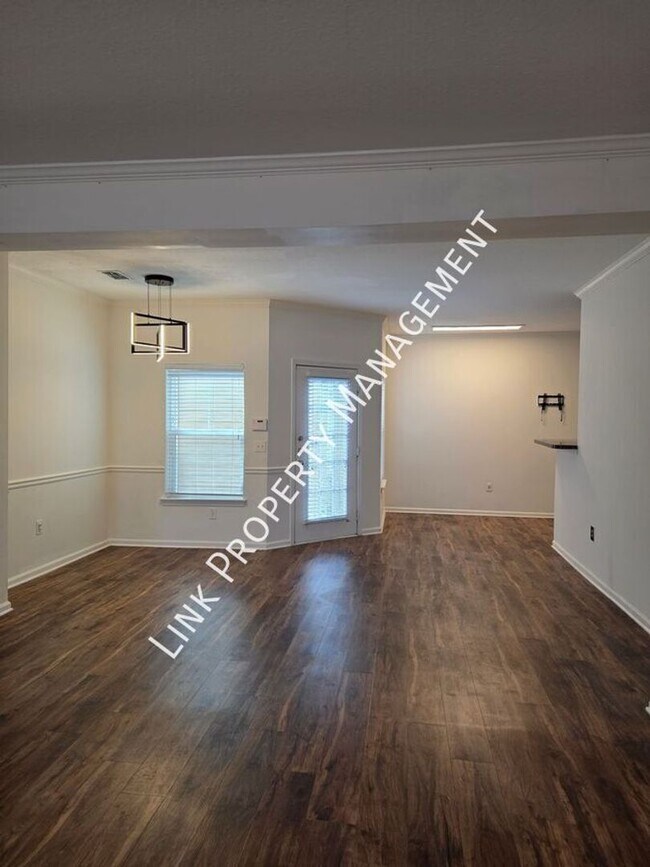 Building Photo - HALF OFF APRIL!  Beautiful One-Level Downstairs Condo in Prime Hamilton Place Location