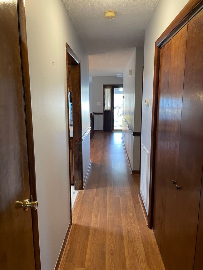 Building Photo - 3 Bedroom / 2 Bath Ranch