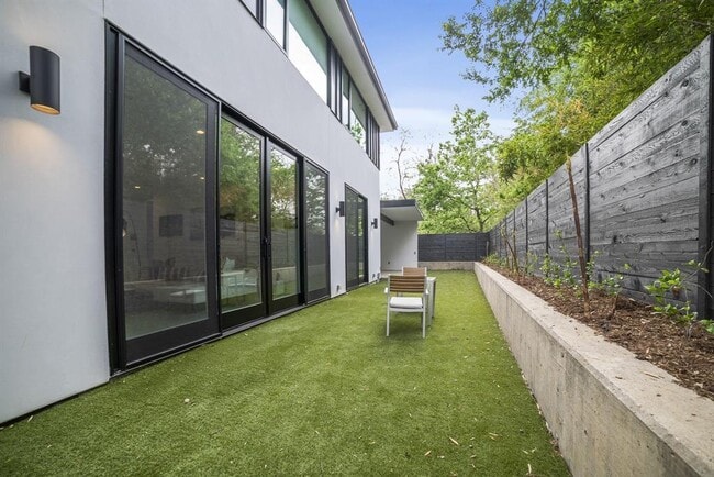 Building Photo - 2003 Melridge Pl