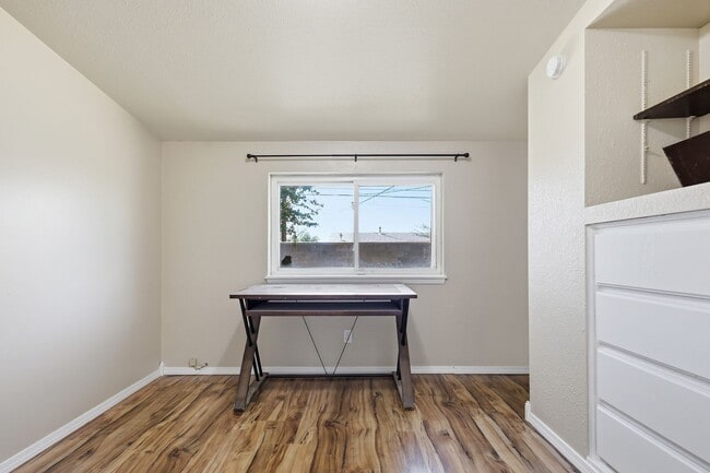 Building Photo - Three Bedroom Home with Bonus Room