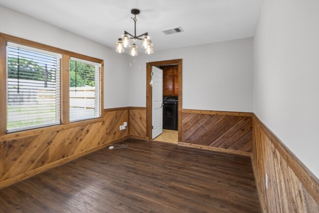 Building Photo - 2027 Ottawa Ln