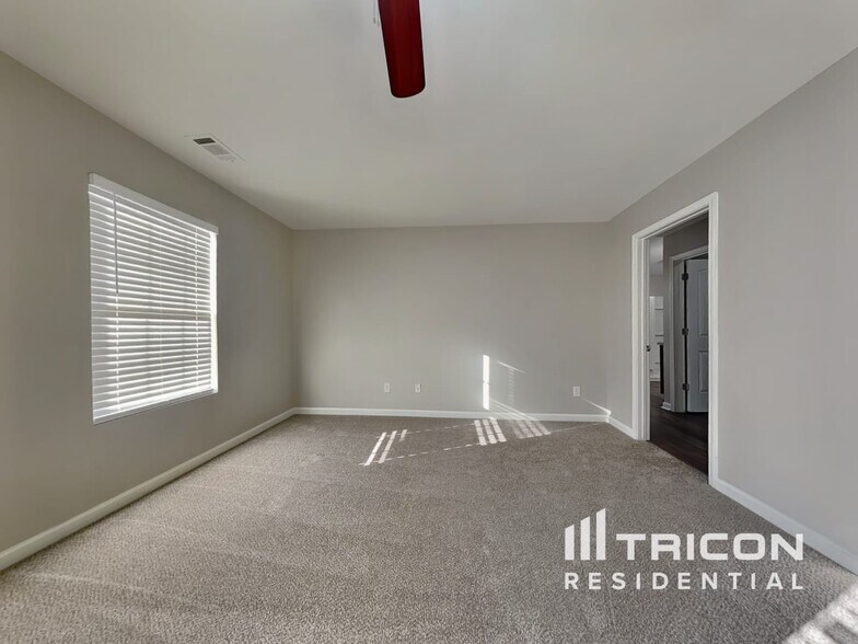 Building Photo - 211 Hollyhock Ln