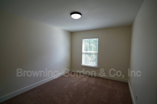 Building Photo - 110 W Mill Dr