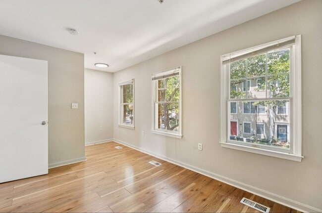 Building Photo - Spacious 3BR Townhome Near Metro & Nationa...
