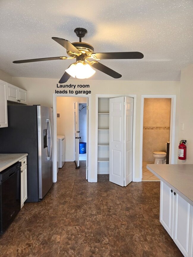 Building Photo - Spacious, freshly painted end-unit townhou...