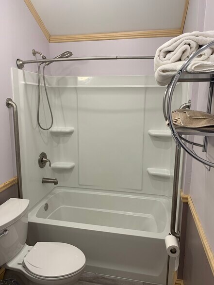Full Bathroom - 3401 Hancock Rd