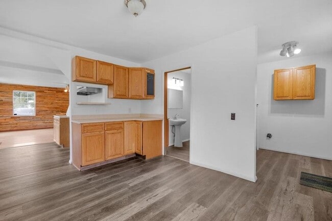 Building Photo - 3 bedroom 2 bath