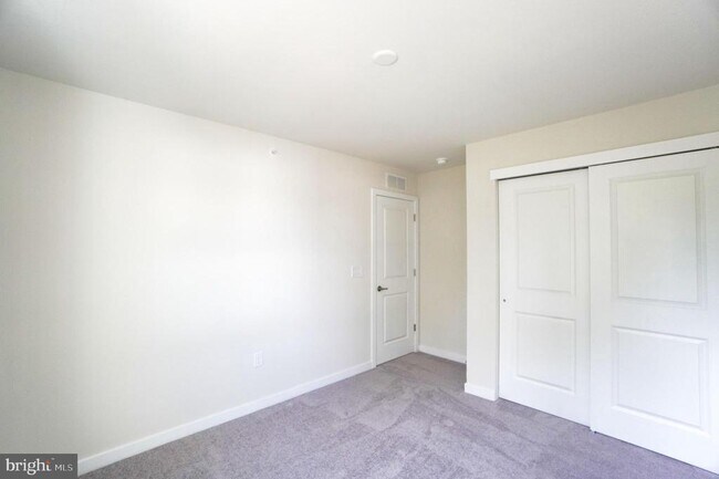 Building Photo - 4823 Lincoln Aly