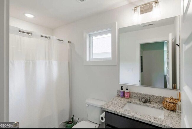 Building Photo - Modern Three Bedroom North Athens