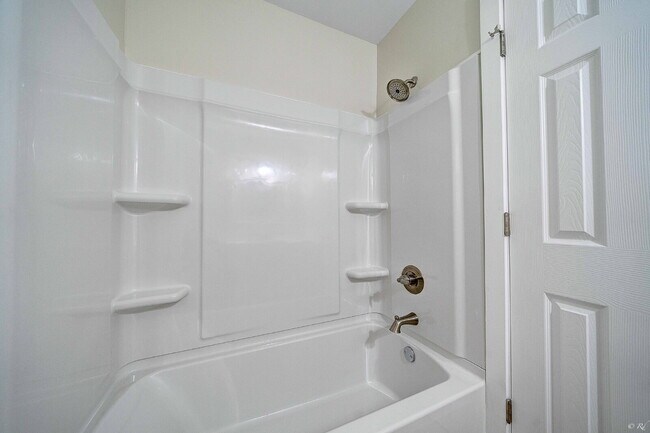 Building Photo - FRESHLY RENOVATED 2 Bed apartment in Lynn ...