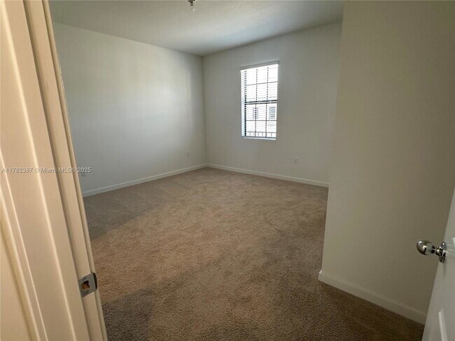 Building Photo - 822 SW 11th Ter