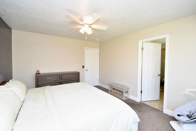 Building Photo - Spacious 4 Bed Murray Home with Huge Private Yard!