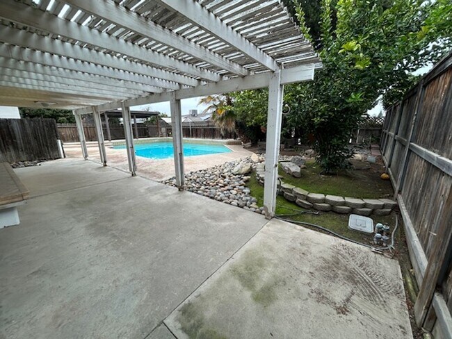 Building Photo - SW 3 Bedroom 2 Bath home with Pool. Yard Care Included.