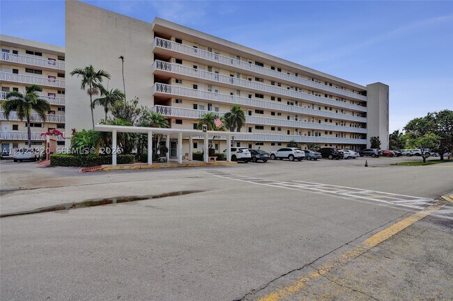 Building Photo - 2920 Point E Dr