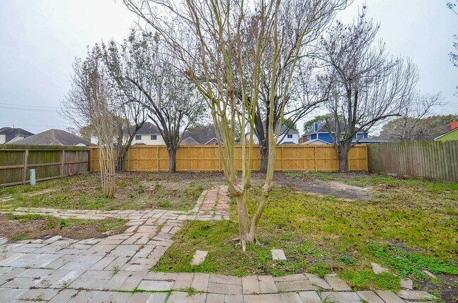 Building Photo - 818 Overland St