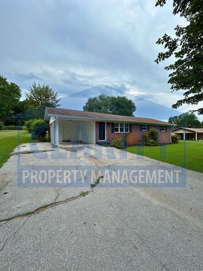 Building Photo - Updated ranch-style home in great neighbor...
