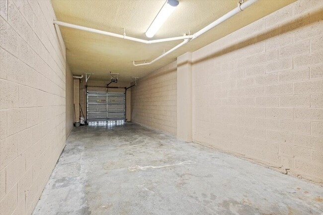 Building Photo - 110 SW Peacock Blvd