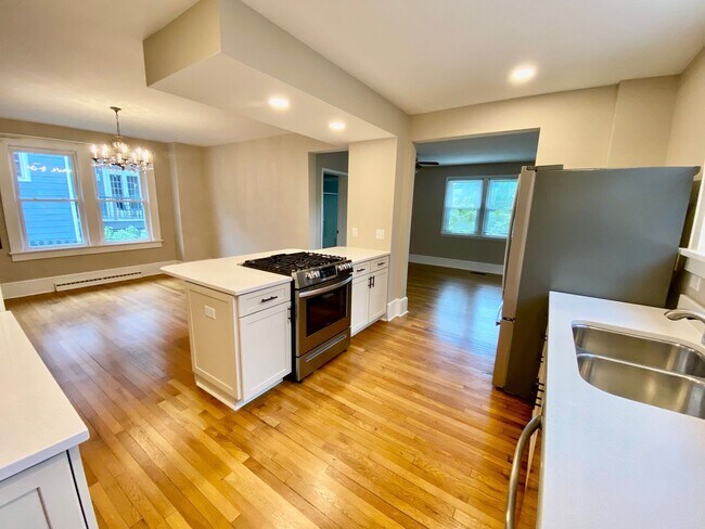 Building Photo - North Asheville - Renovated 1020's Charmer!