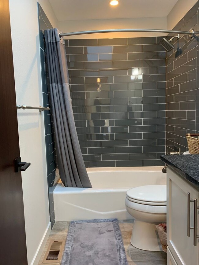 Building Photo - Beautiful Newly Custom Built Home! Vaulted Ceilings! Partially Furnished! Open Floor Plan!